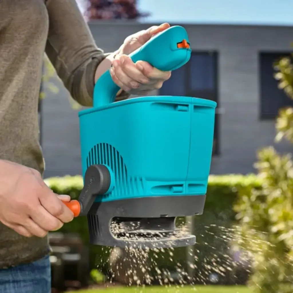 Esparcidor Centrífugo De Mano 1,8 Litros Gardena 43120 3.webp