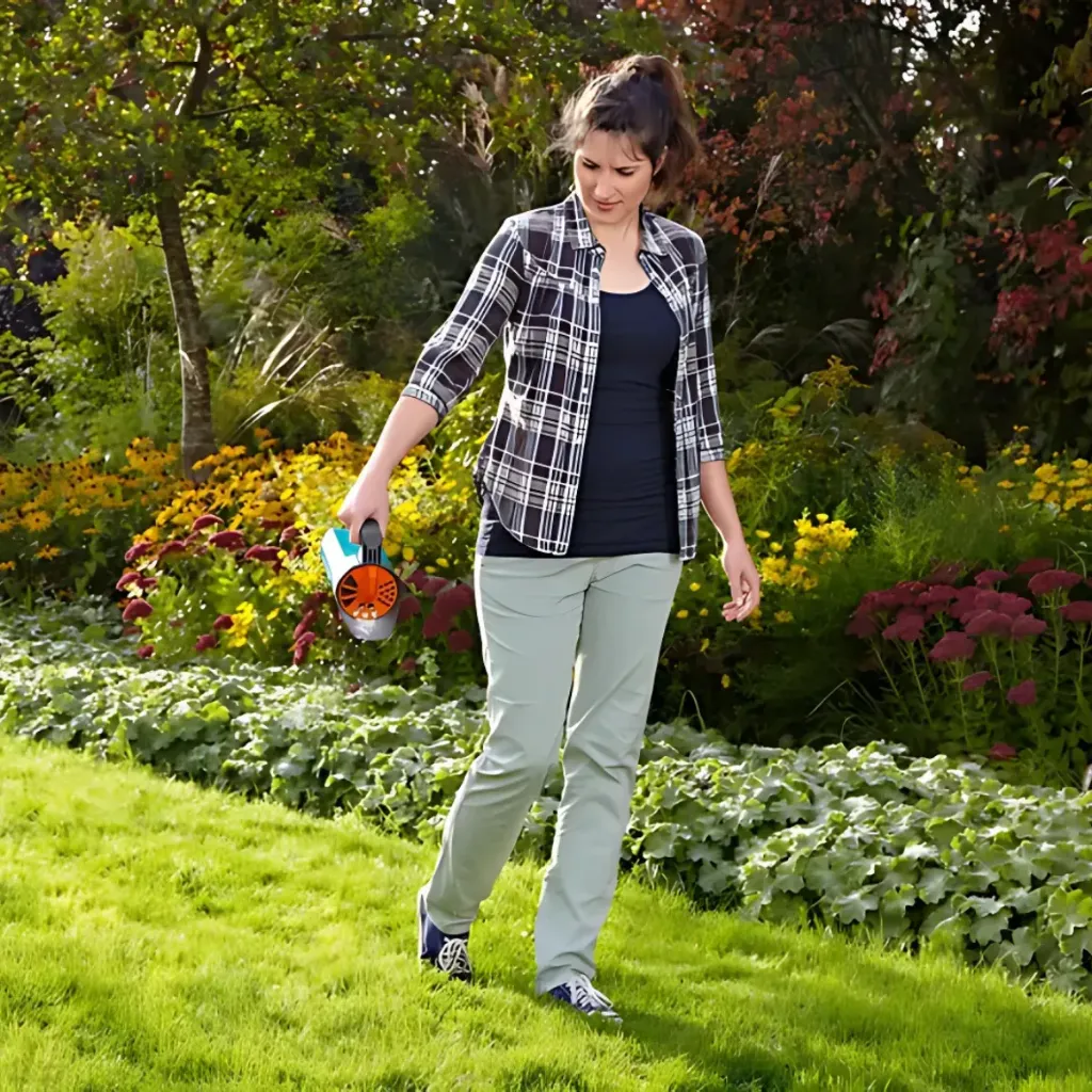 Esparcidor Manual Arena Gravilla Sal 1.2 L Gardena 3255-20 3.webp