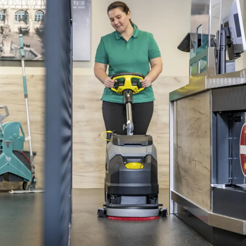 Fregadora Aspiradora De Pisos Karcher Bd 35-15 Clasicc Bf 4.webp